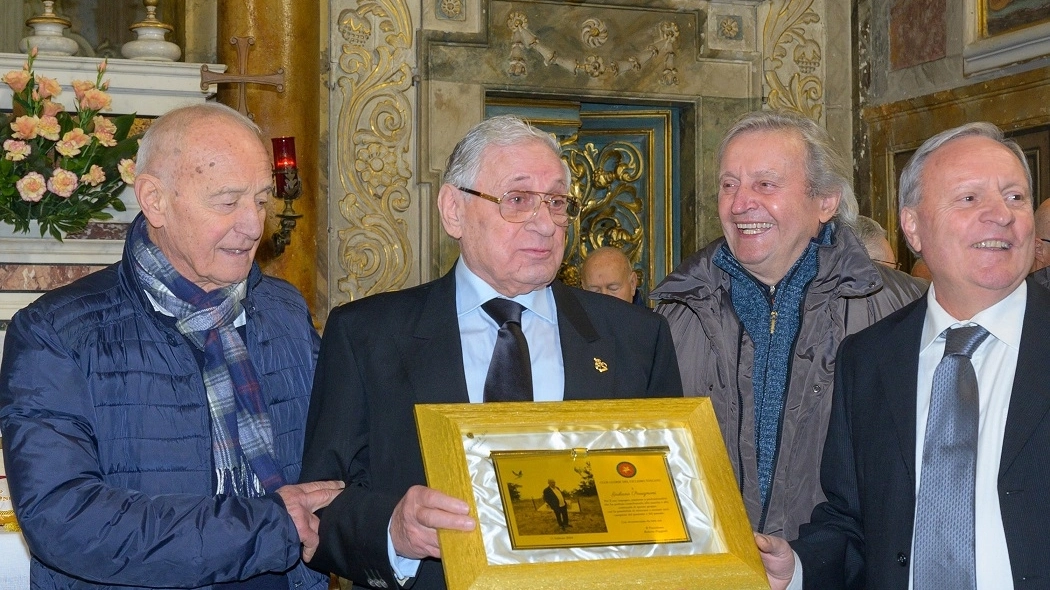 Il premio al segretario del Club Giuliano Passignani