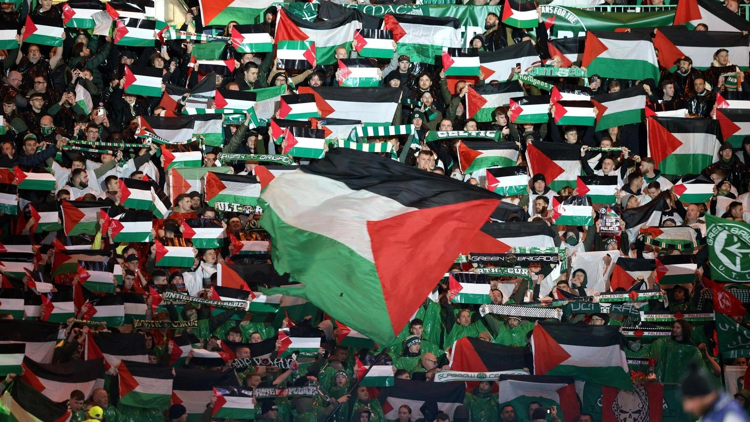 Bandiere per Gaza, il Celtic sospende abbonamenti di 250 tifosi