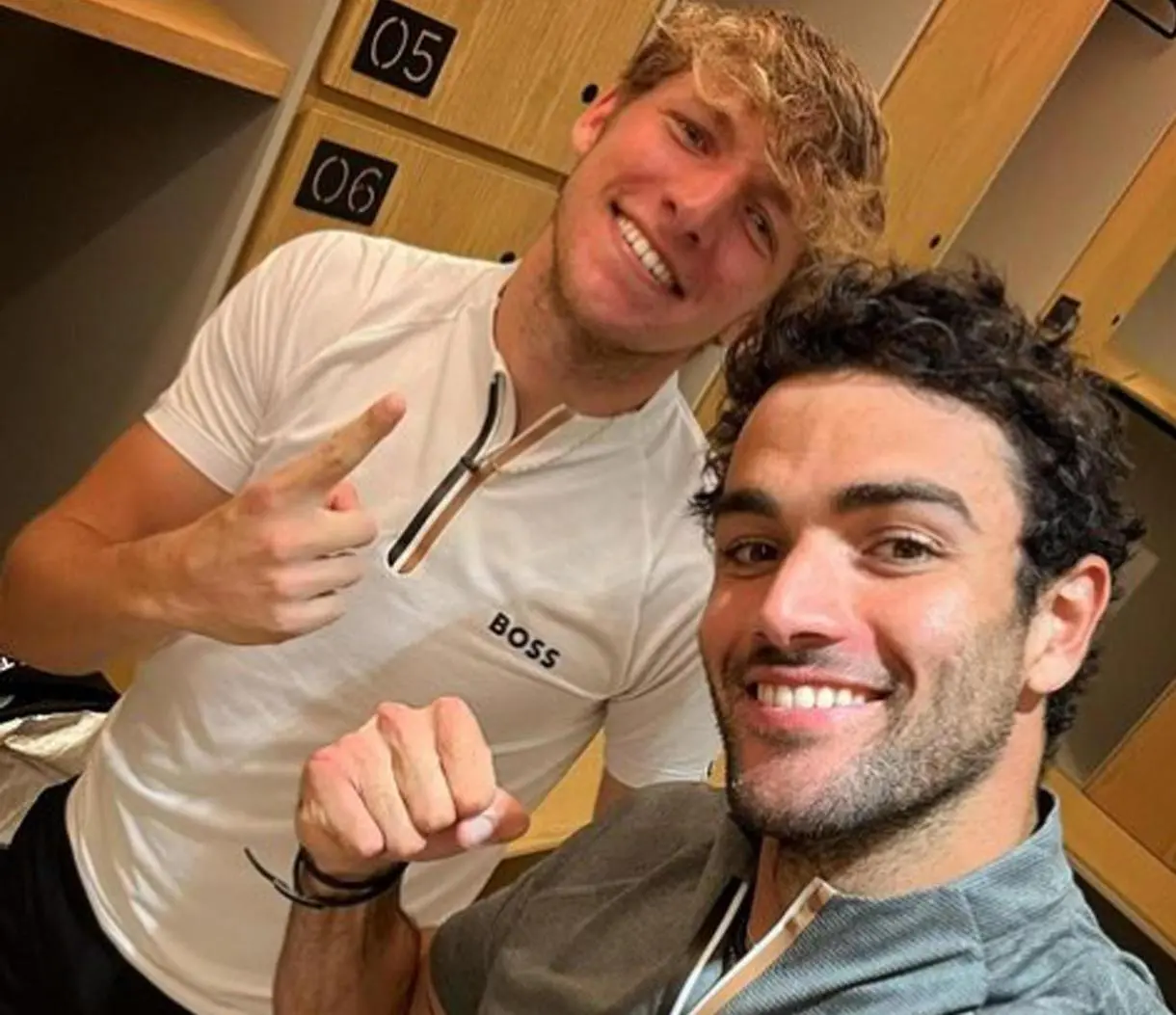 Berrettini firma col Match Ball. E’ Jacopo, il fratello di Matteo