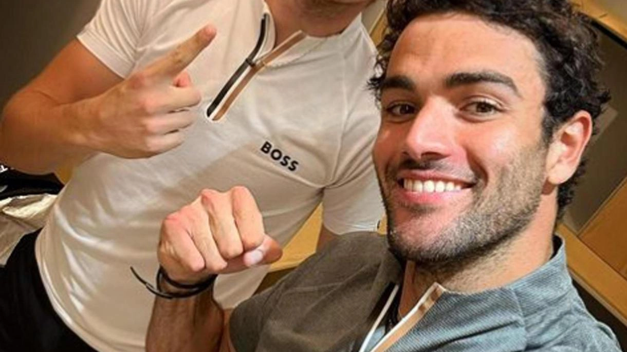 Berrettini firma col Match Ball. E’ Jacopo, il fratello di Matteo