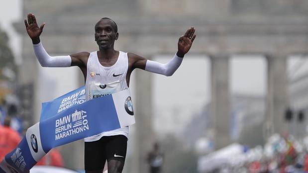 Il re della maratona vuole cogliere uno storico tris d’oro a Parigi, ma il giovane fenomeno Kelvin Kiptum gli ha già strappato il record: due eroi della fatica