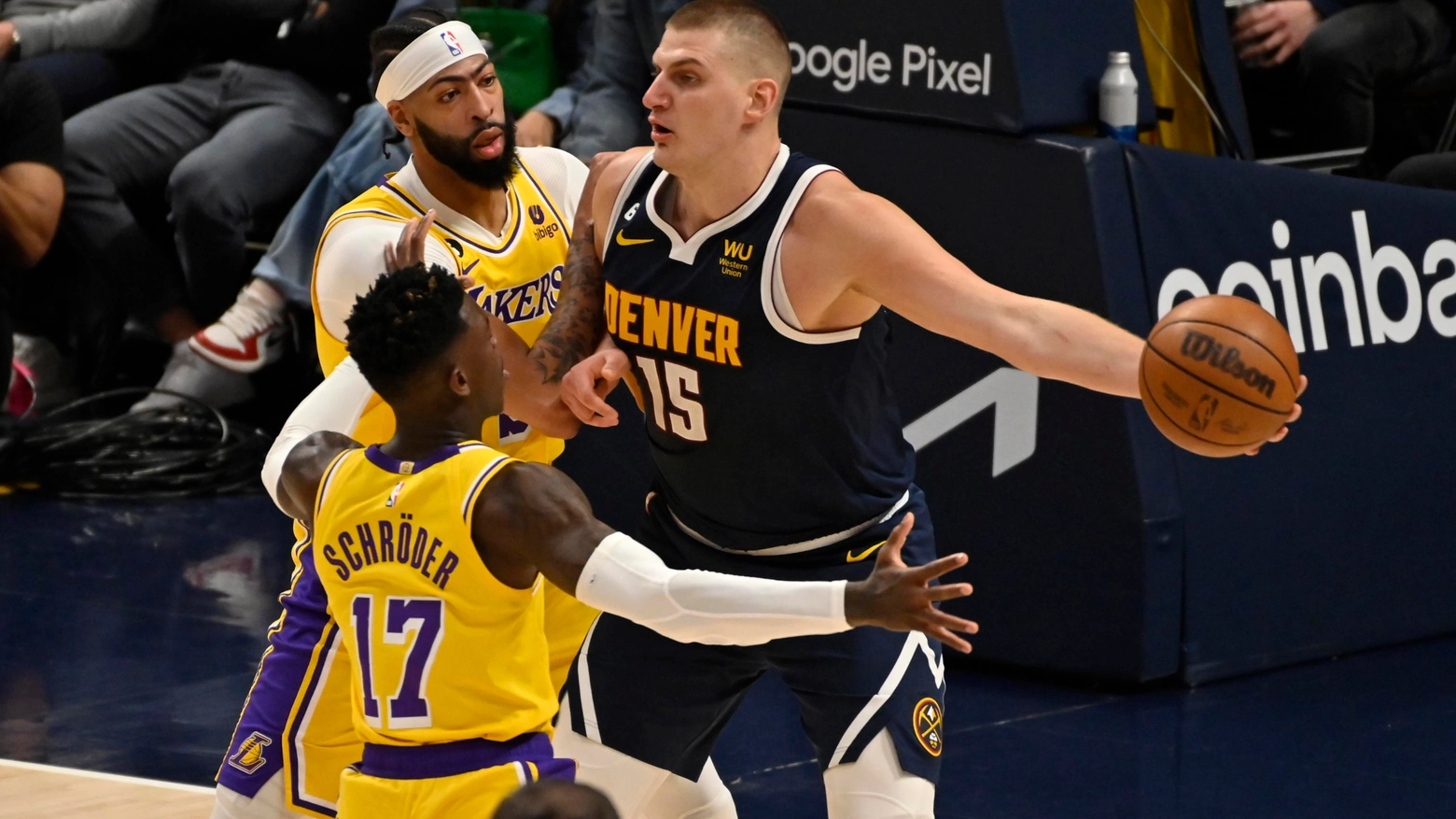 Jokic in azione contro i Lakers