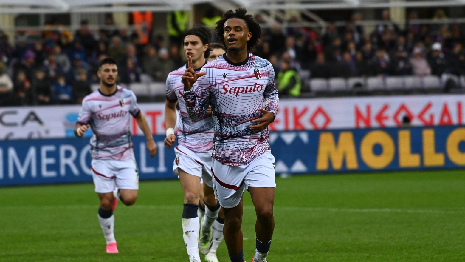 L'esultanza di Zirkzee dopo il rigore che porta il Bologna al pareggio contro la Fiorentina