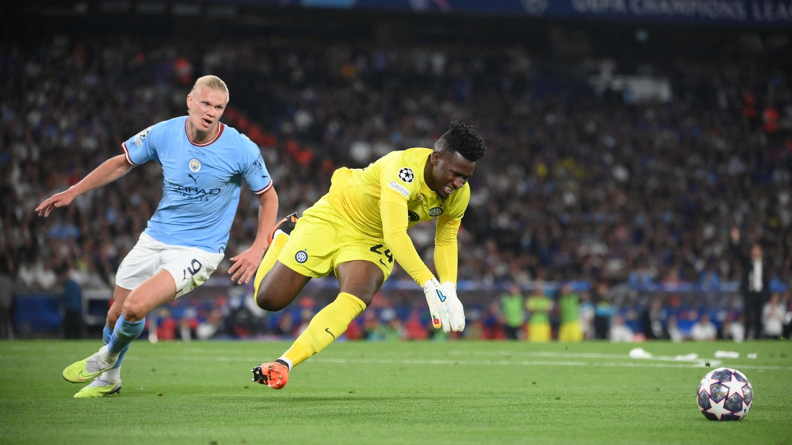 Il portiere Onana alle prese con Haaland del Manchester City