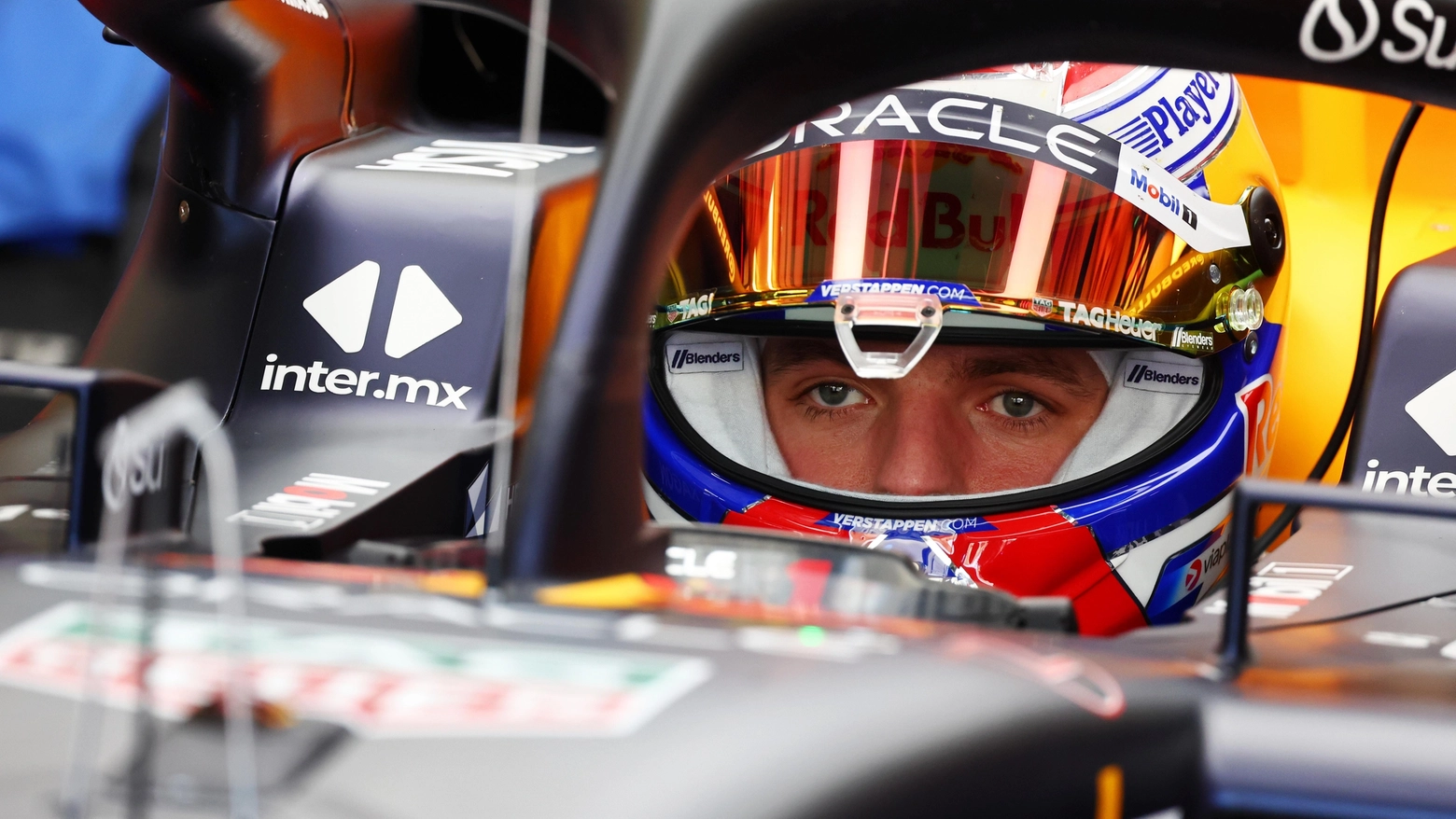 A Sakhir l’olandese della Red Bull sigla il miglior tempo della prima giornata. Leclerc, in pista nella sessione del mattino, chiude con il settimo tempo