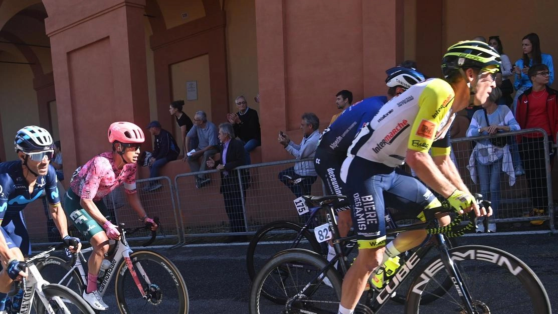 Emozioni e storia: il Giro dell’Emilia. A San Luca sfida Roglic-Pogacar