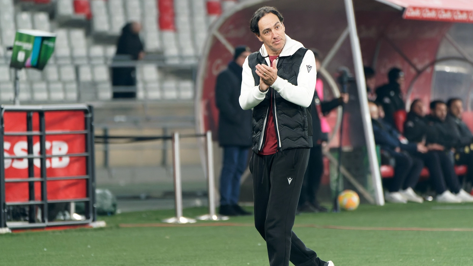 Alessandro Nesta, l'allenatore della Reggiana applaude ai suoi ragazzi