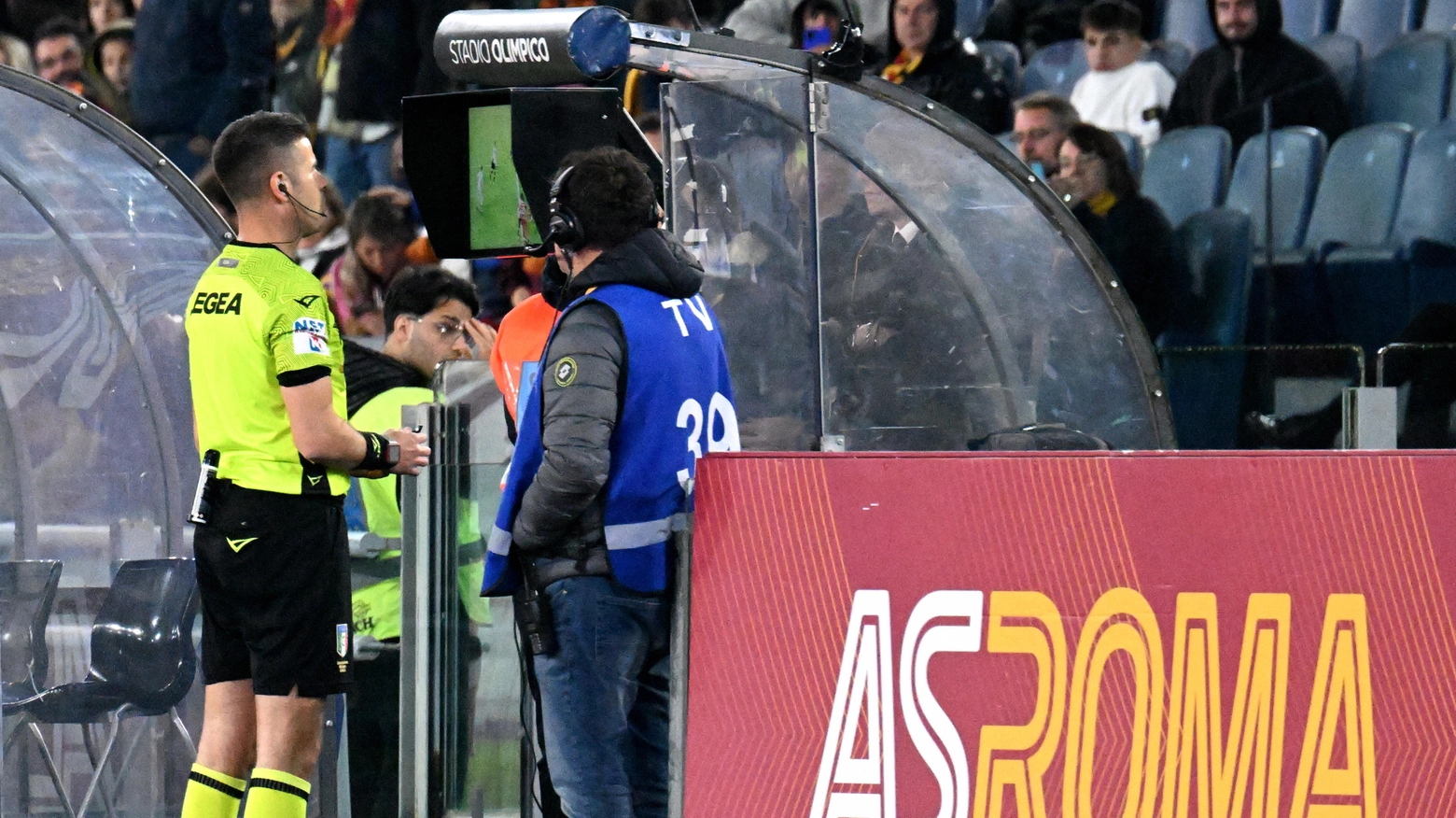 Un check al Var con protagonista l'arbitro Giua nello scorso Roma-Udinese