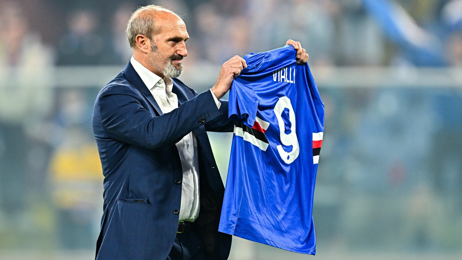 Marco Lanna, presidente della Sampdoria, mostra al pubblico la maglia numero 9 di Gianluca Vialli
