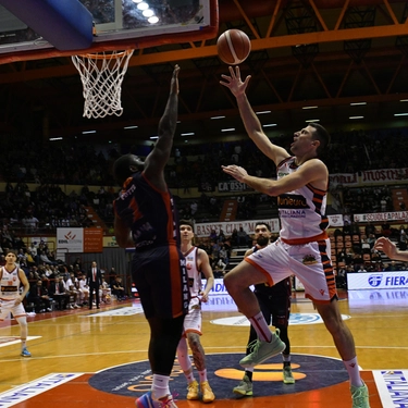 Basket, Unieuro Forlì batte Urania Milano: è la settimana vittoria consecutiva