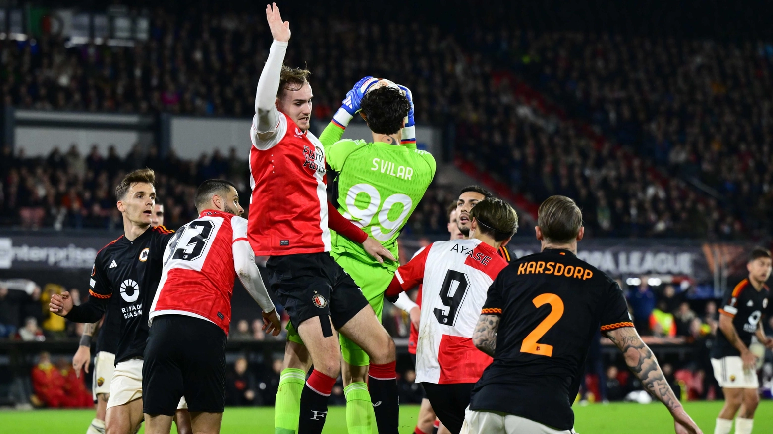 Mile Svilar in uscita contro il Feyenoord