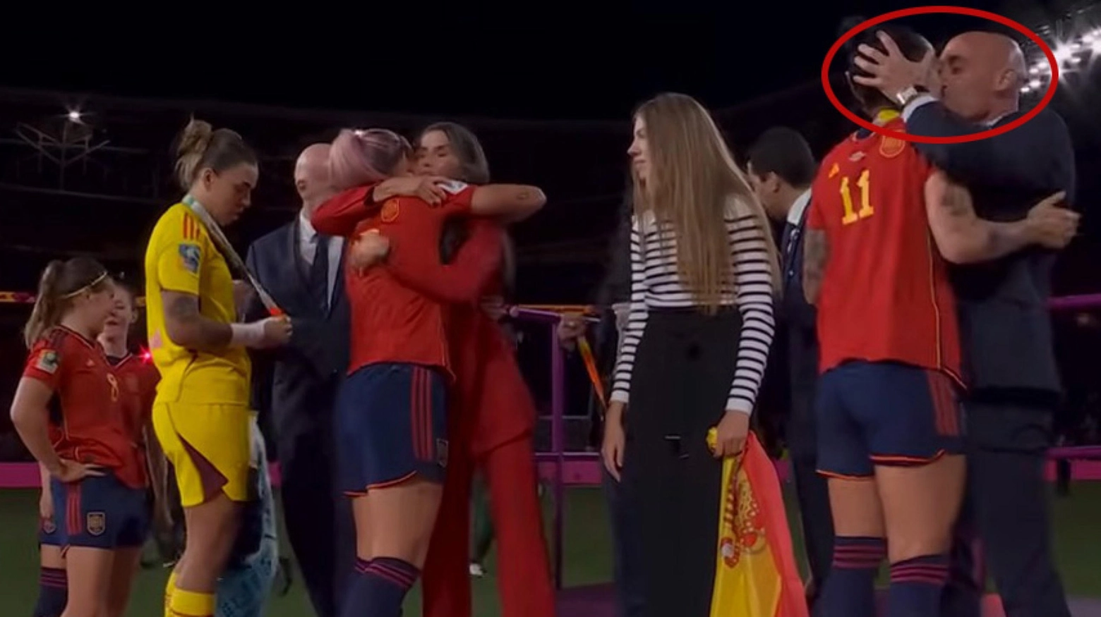 Il presidente della federcalcio spagnola Luis Rubiales bacia sulle labbra la calciatrice Jenny Hermoso (frame dal video di Rai Sport)