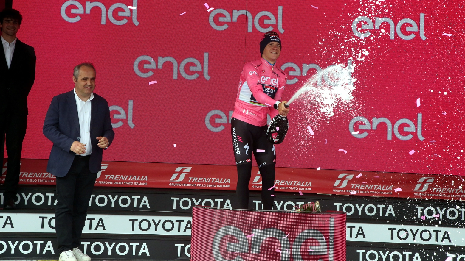 Giro d’Italia: Evenepoel fa sua la Savignano sul Rubicone Cesena e torna maglia rosa. Ma lascia la corsa a causa del Covid