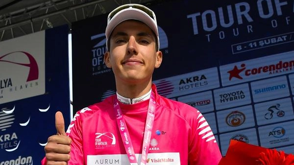 Il giovane ciclista italiano Davide Piganzoli trionfa nel Tour di Antalya in Turchia, difendendo la maglia rossa di leader e precedendo due connazionali sul podio.
