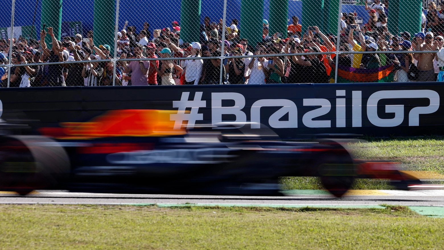 Verstappen può puntare all'ennesima vittoria stagionale, inseguito dalle McLaren. Ferrari alle prese con il degrado gomme