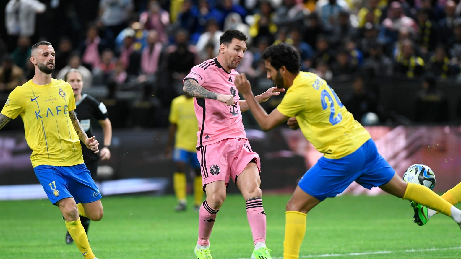 Marcelo Brozovic dell'Al-Nassr e Lionel Messi (Inter Miami) nel corso della partita giocata a Riad