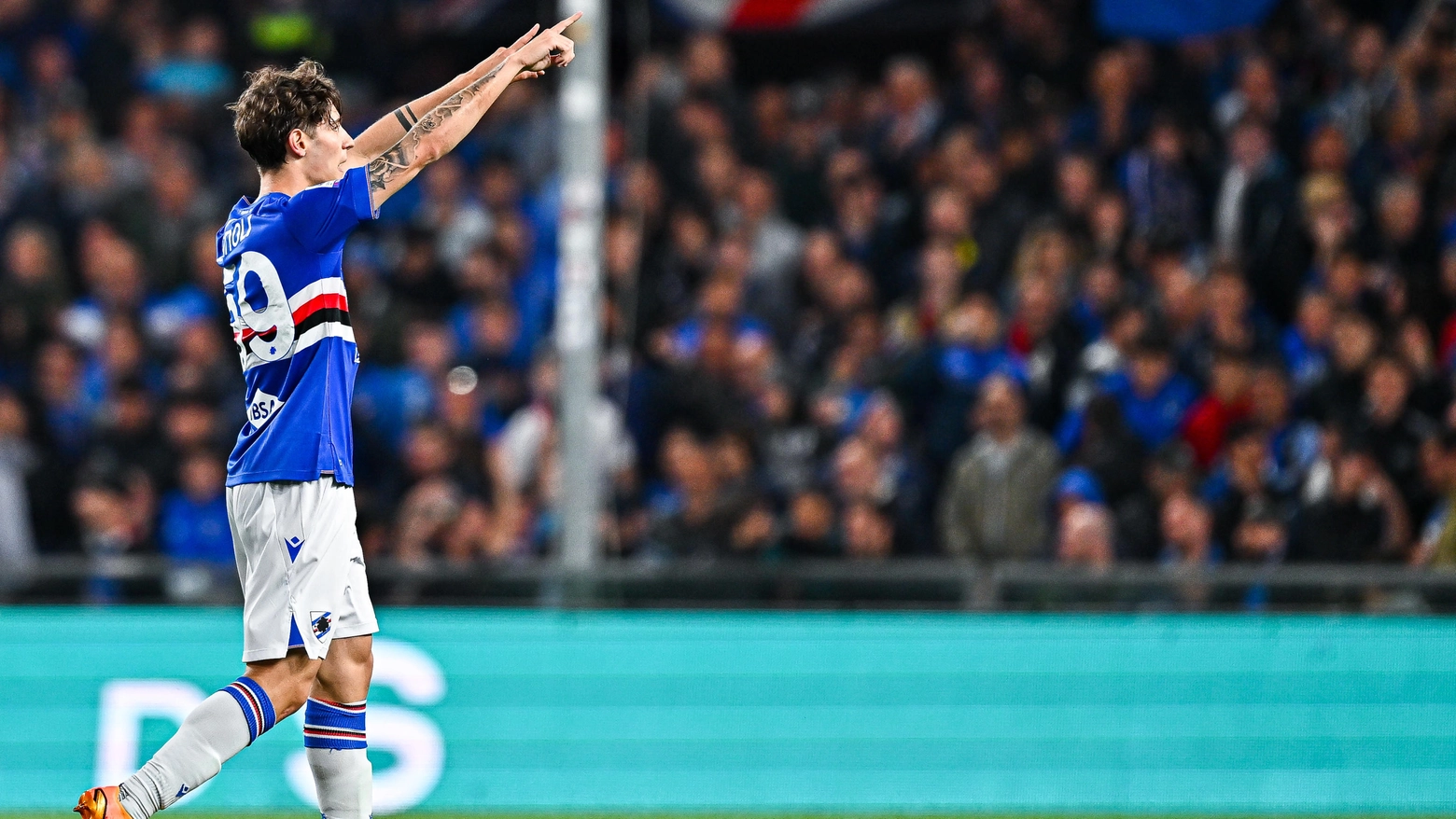 Gli azzurri di Zanetti festeggiano la salvezza in Serie A, grazie ad un gol al 93'