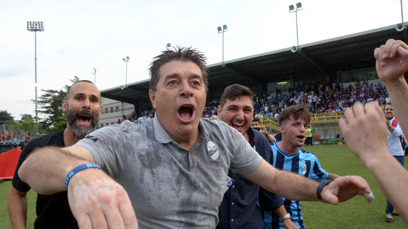 Luciano Foschi, tecnico bluceleste festeggia la promozione dopo il successo contro il Foggia nella gara di ritorno di domenica