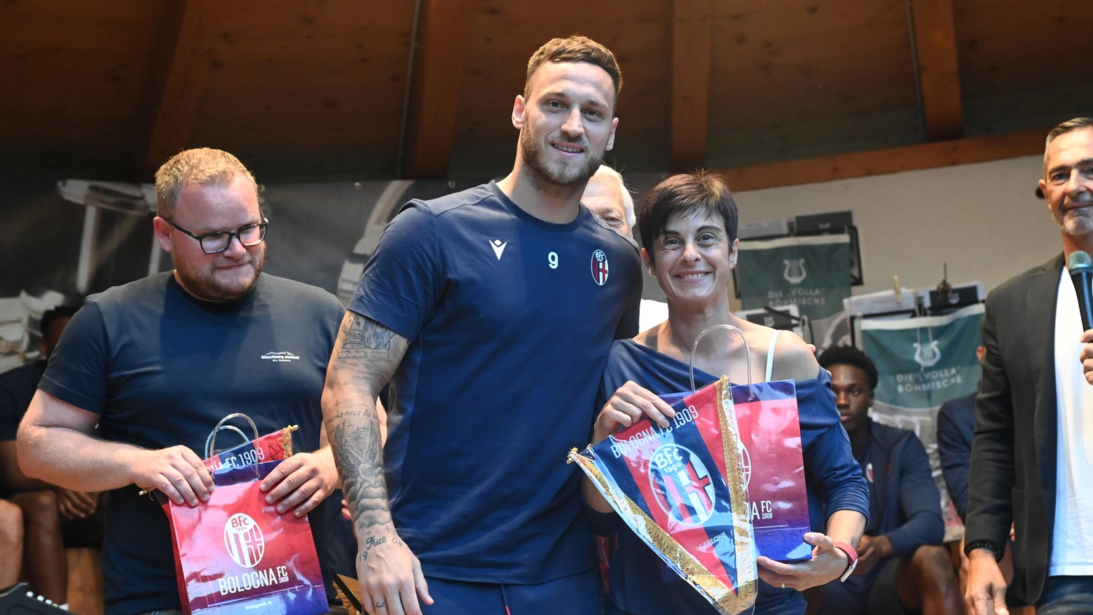 Marko Arnautovic, incontra i tifosi nel ritiro di Valles (foto Schicchi)