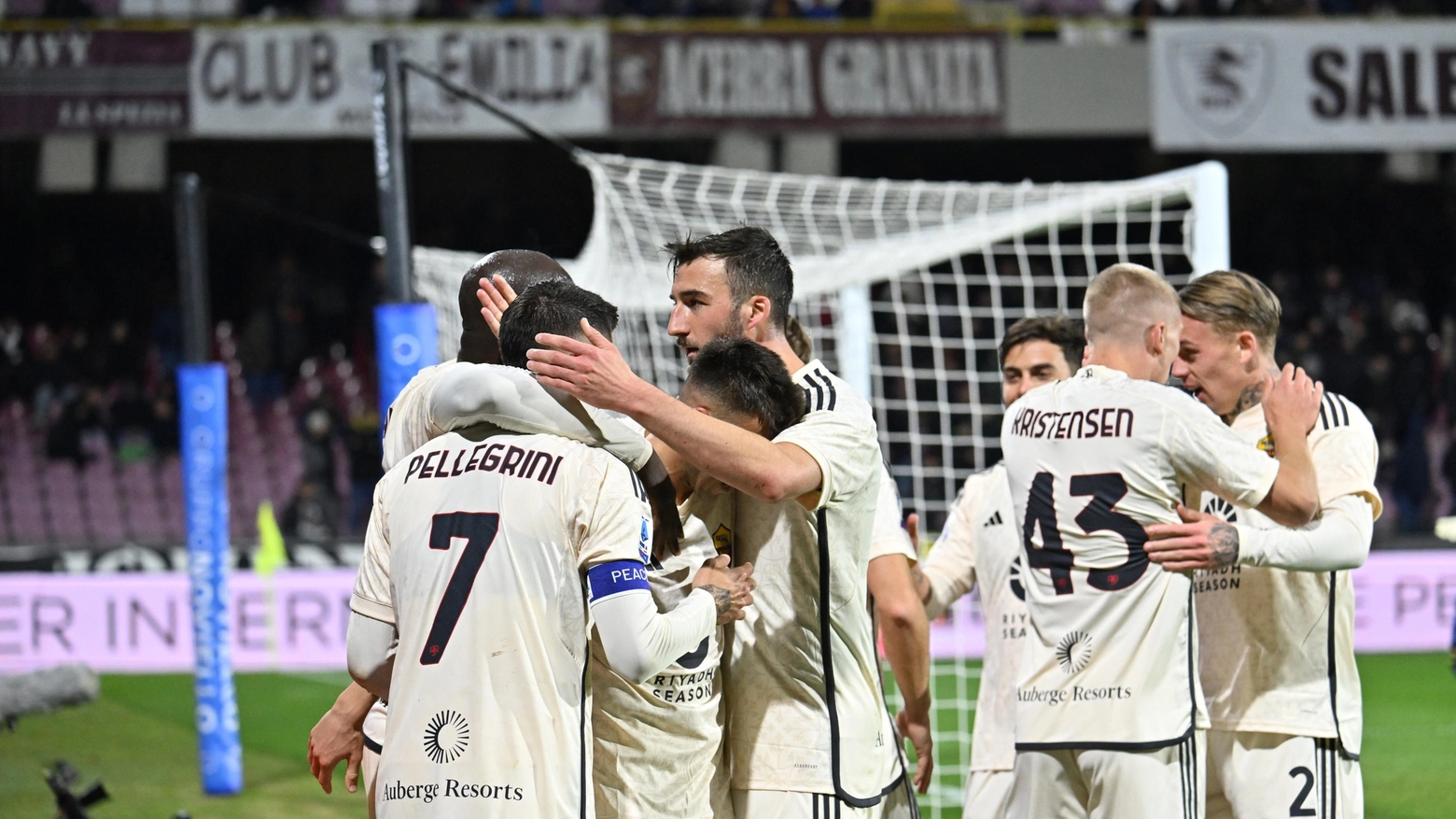 La Roma festeggia il gol del momentaneo 0-2 realizzato da Pellegrini contro la Salernitana
