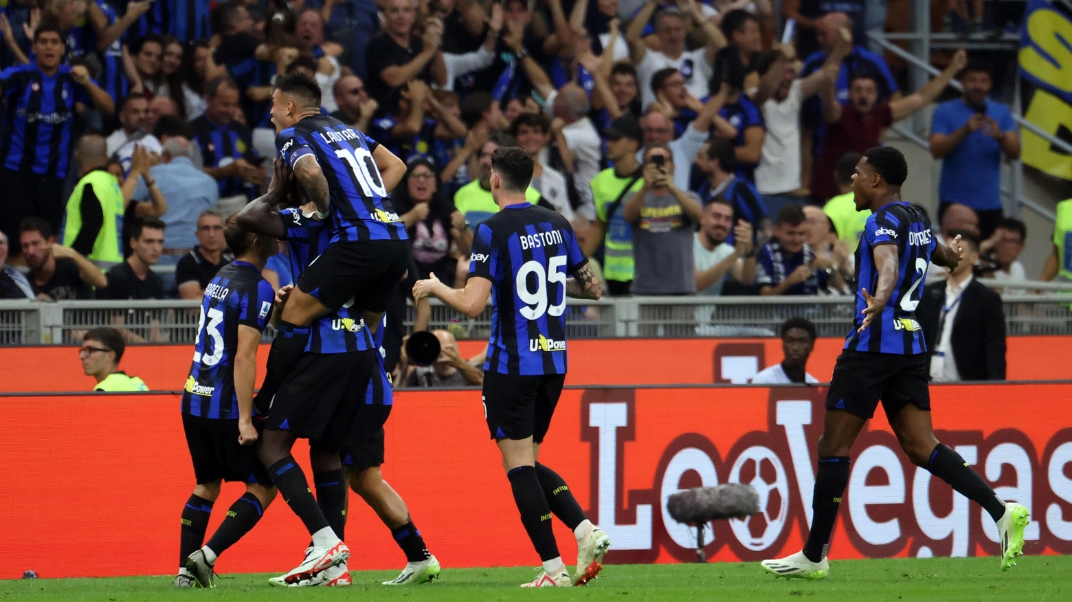 La festa dei giocatori dell'Inter dopo il 2-0 di Thuram