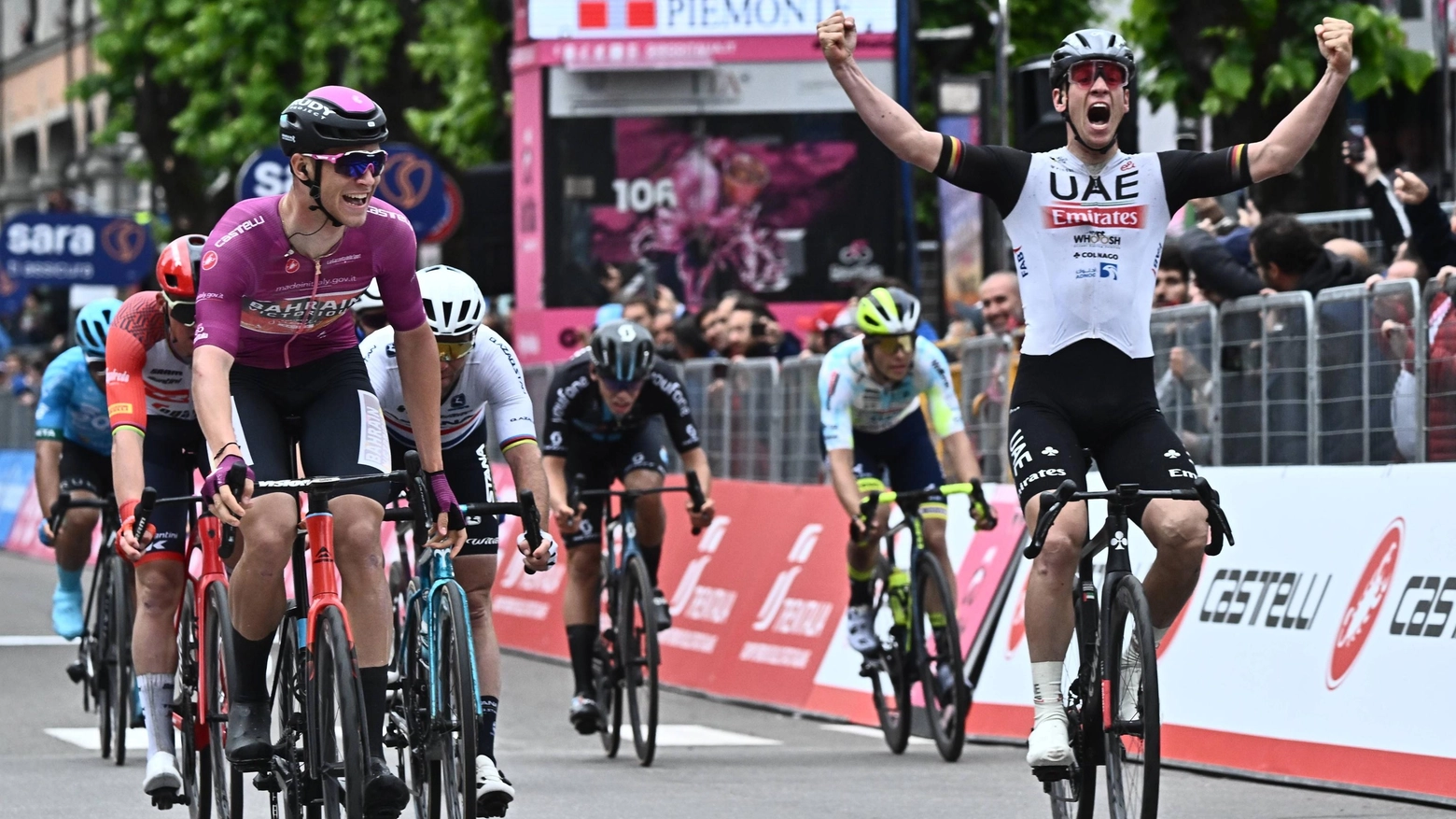 Il Giro d'Italia saluta (per ora) la Versilia. Quindicimila in piazza per la volata finale