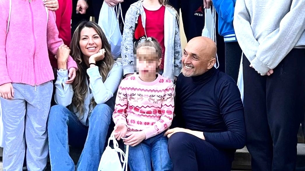 Gli orfani ucraini con il ct azzurro Luciano Spalletti a Coverciano
