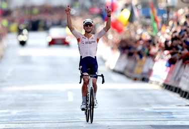 Mondiali di ciclismo 2023, Van Der Poel campione: cade, si rialza e stravince. Bettiol ci prova, poi esplode