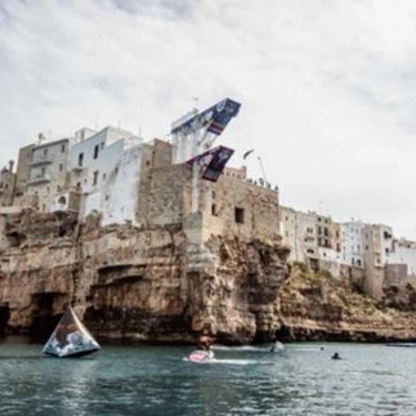 Red Bull cliff diving torna a Polignano, tuffi da grandi altezze