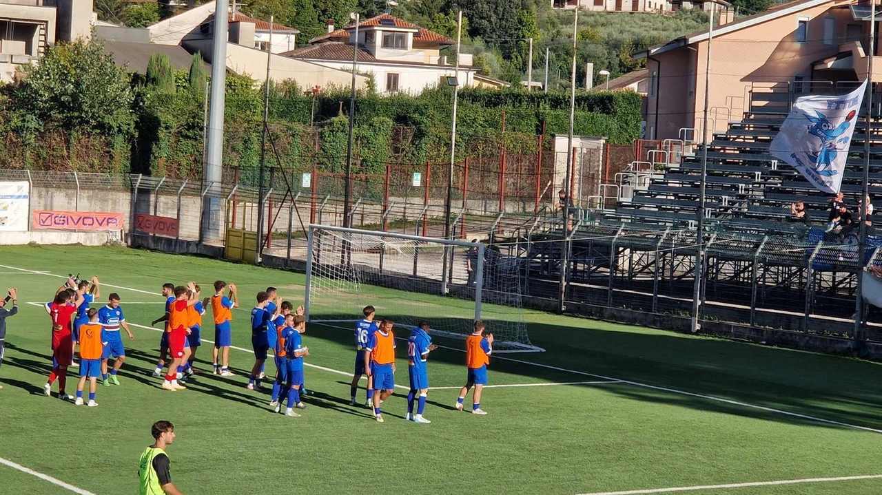 I giocatori del Fossombrone al termine del match hanno salutato i tifosi del Botty Club che che li hanno seguiti