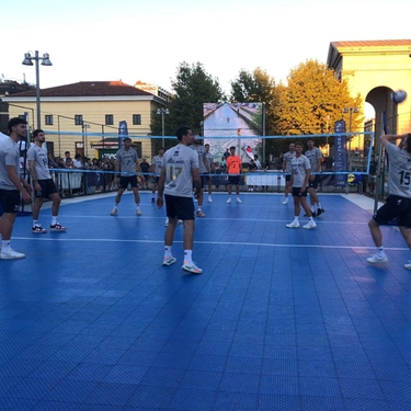 Powervolley in Darsena. Sfilata e abbraccio coi tifosi