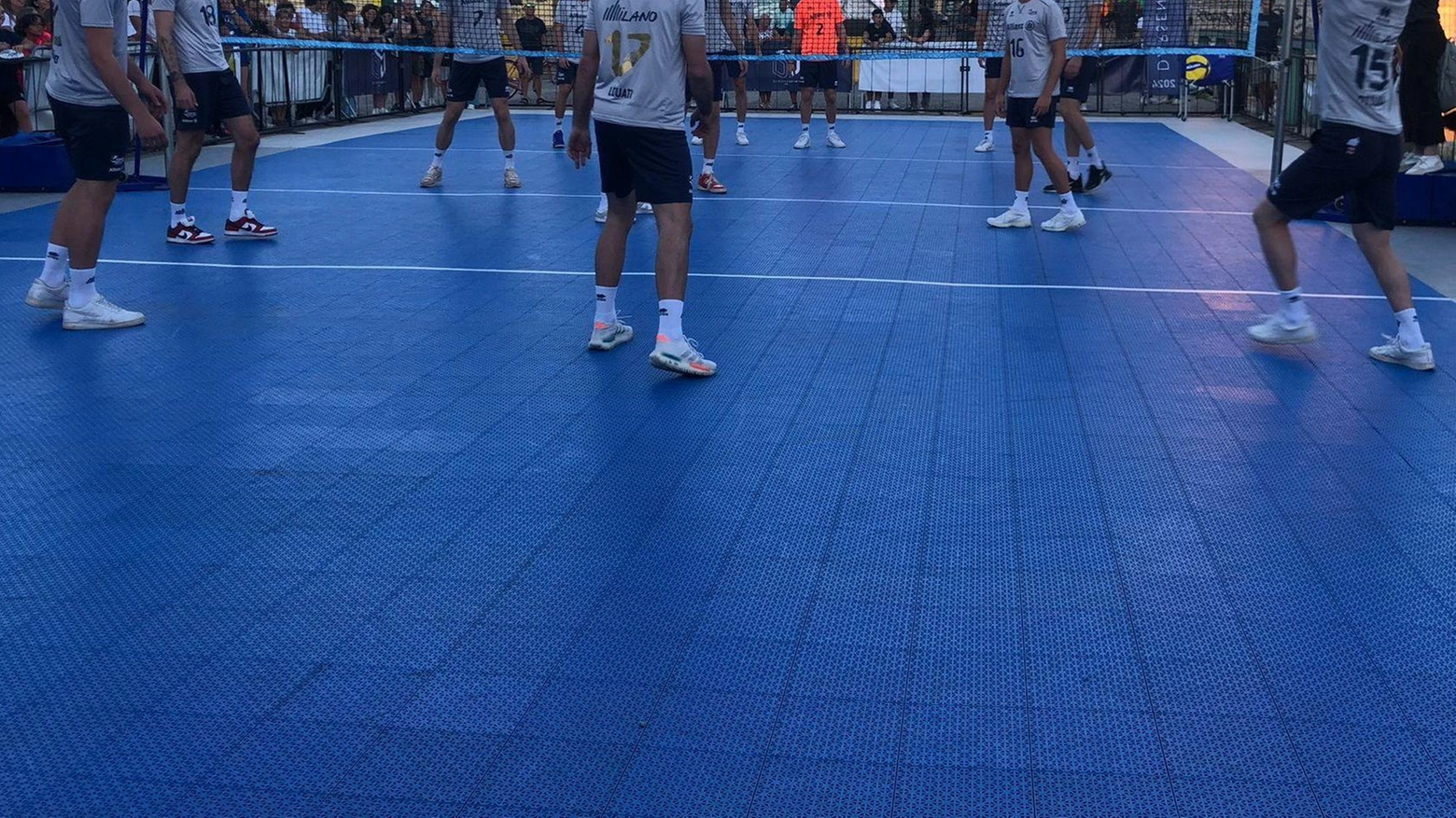 Powervolley in Darsena. Sfilata e abbraccio coi tifosi