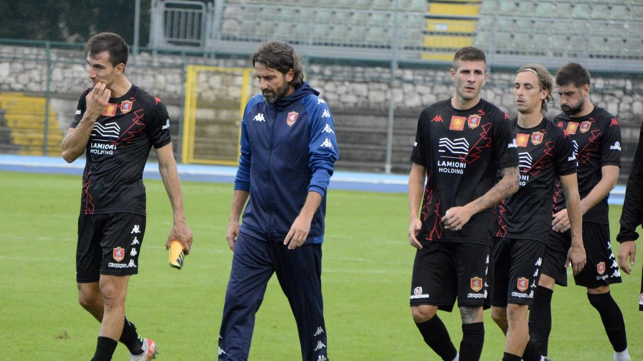 La mesta uscita dal campo di domenica a fine partita di mister Consonni e dei giocatori maremmani