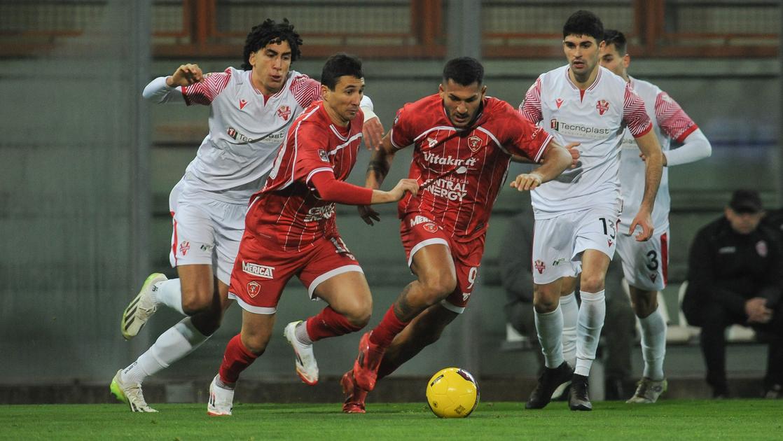 https://sport.quotidiano.net/image-service/view/acePublic/alias/contentid/M2M3Nzg3OGQtZTliYy00/0/calcio-serie-c-now-perugia-vis-pesaro.jpeg?f=16:9&w=1200&h=630