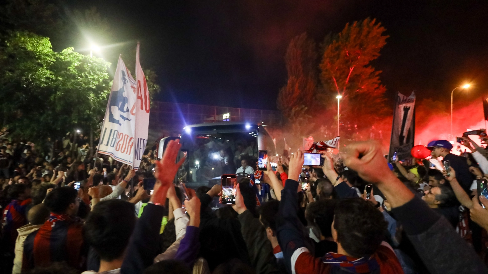 I tifosi accolgono il Bologna festanti nella notte a Casteldebole (foto Schicchi)