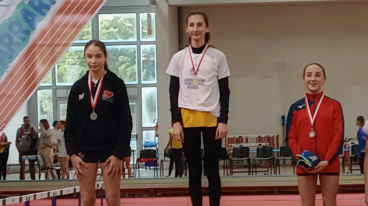 Cloe Meravigli (prima da destra) sul podio con la medaglia di bronzo conquistata nella gara degli 800 metri Cloe Meravigli (prima da destra) sul podio con la medaglia di bronzo conquistata nella gara degli 800 metri