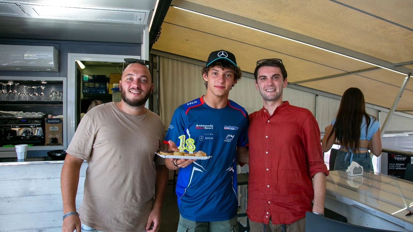 Pasticcini e candeline da parte di due fan. Il pilota è a Scarperia per i campionati italiani di auto