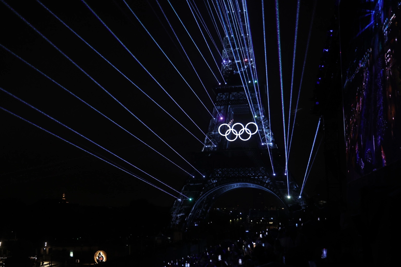 I giochi di luci illuminano la Tour Eiffel di Parigi