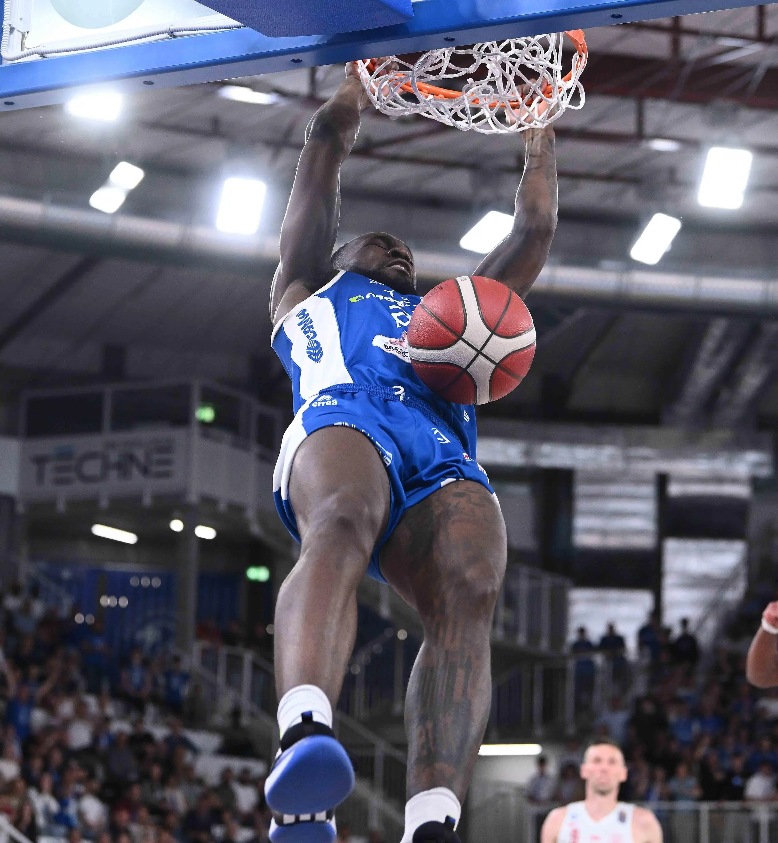 Pallacanestro Brescia domina Trieste in gara-1 playoff: Bilan e Burnell protagonisti