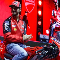 A lezione di Ducati da Bagnaia. "Ogni tanto anche perdere fa bene. Marc? Ai box non ci sono numeri 1»