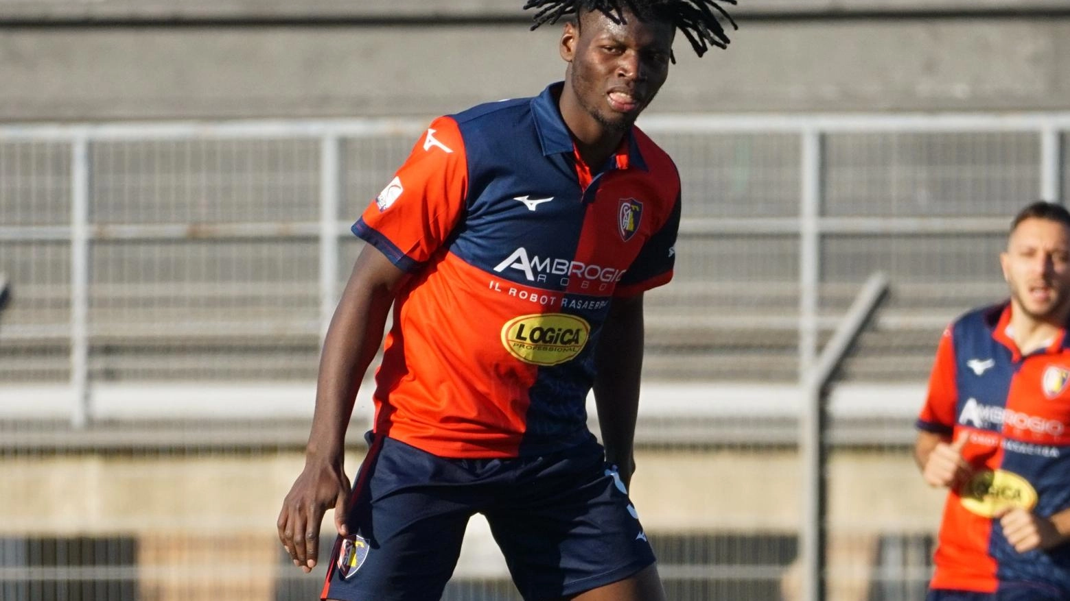 Il quasi 23enne tesserato con l’Atalanta arriverà in prestito in riva all’Era. L’attaccante di origine camerunense ha segnato 5 reti nell’ultimo campionato.