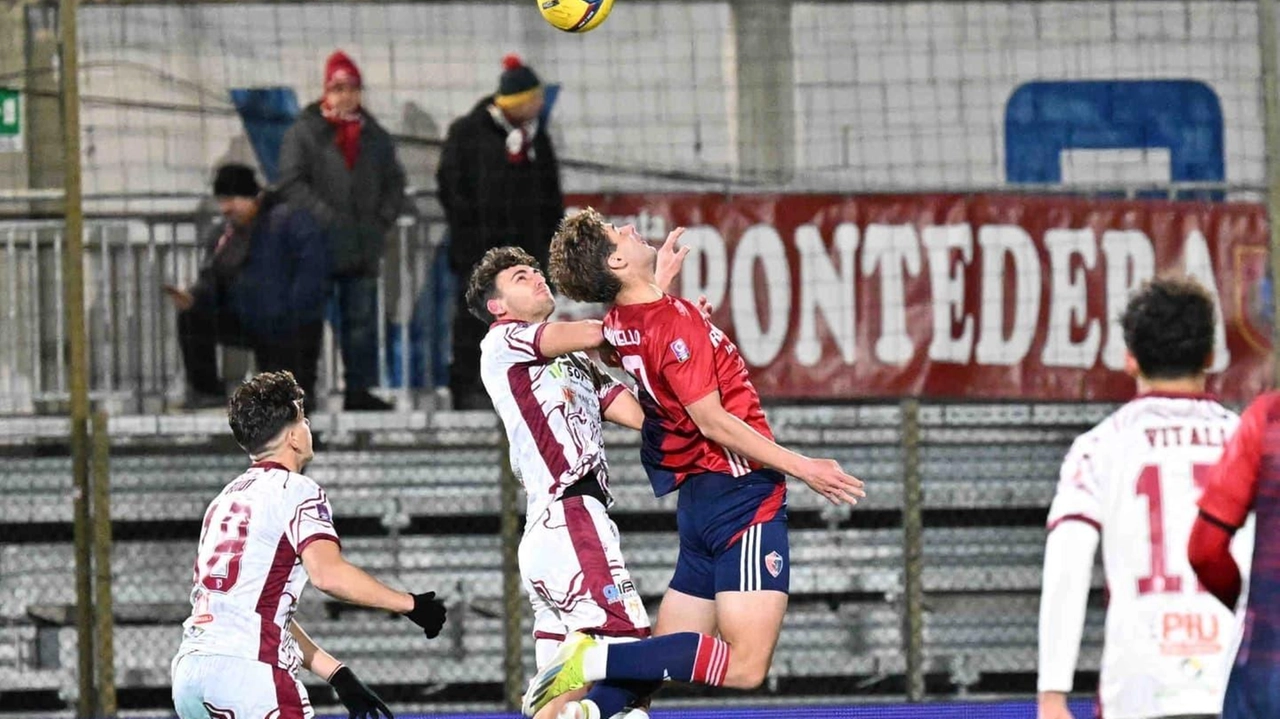 Un momento del match di sabato sera al campo sportivo Sivori di Sestri Levante: la vittoria del Pontedera solo. offuscata dall’aggressione ai tifosi