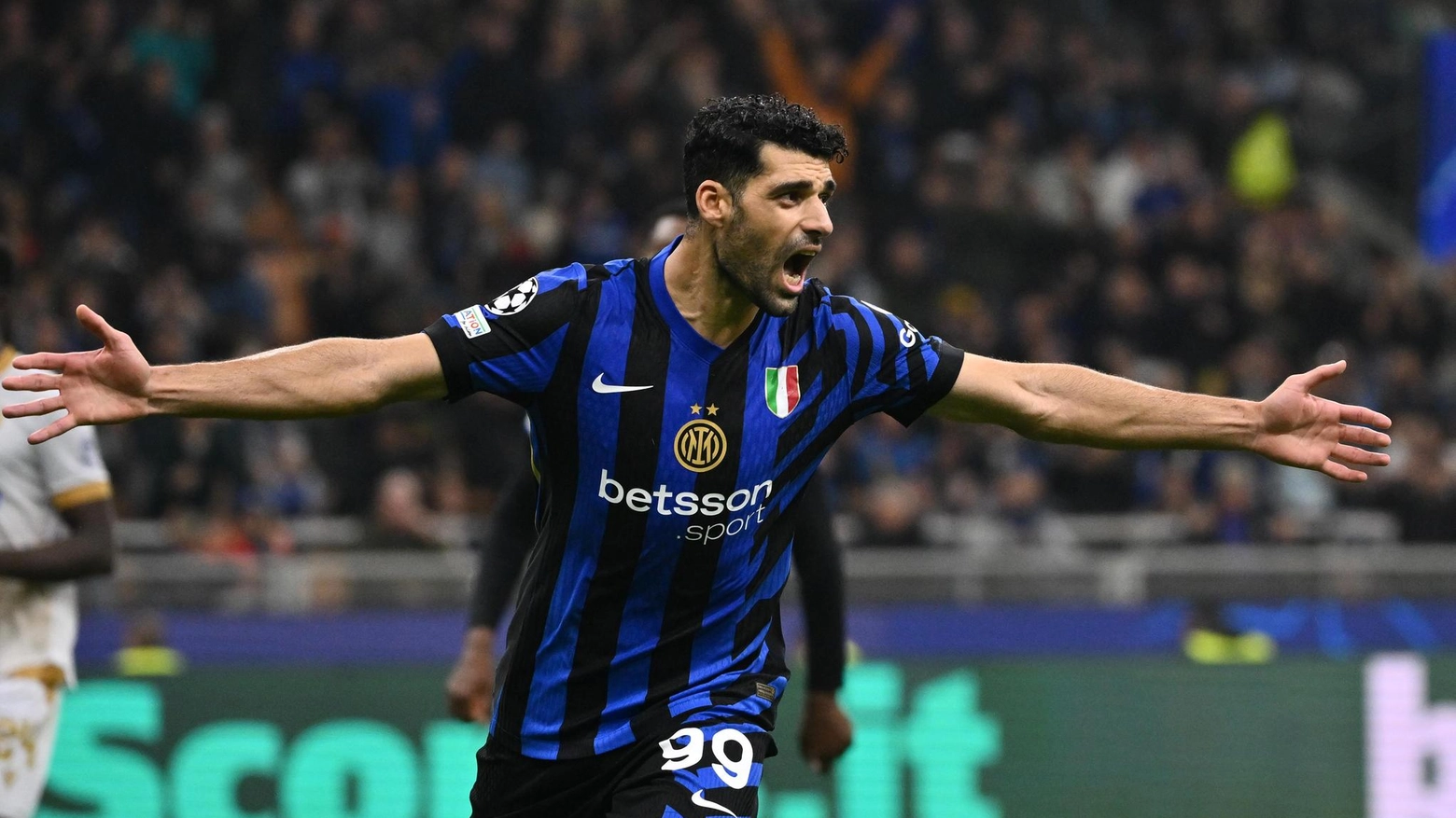 Mehdi Taremi si distingue con una prestazione decisiva per l'Inter in Champions League, dimostrando il suo valore come suggeritore e realizzatore. Simone Inzaghi elogia il contributo dell'attaccante iraniano e sottolinea l'importanza di tutta la squadra. Taremi si pone obiettivi ambiziosi, puntando alla vittoria in ogni partita e alla finale di Champions.