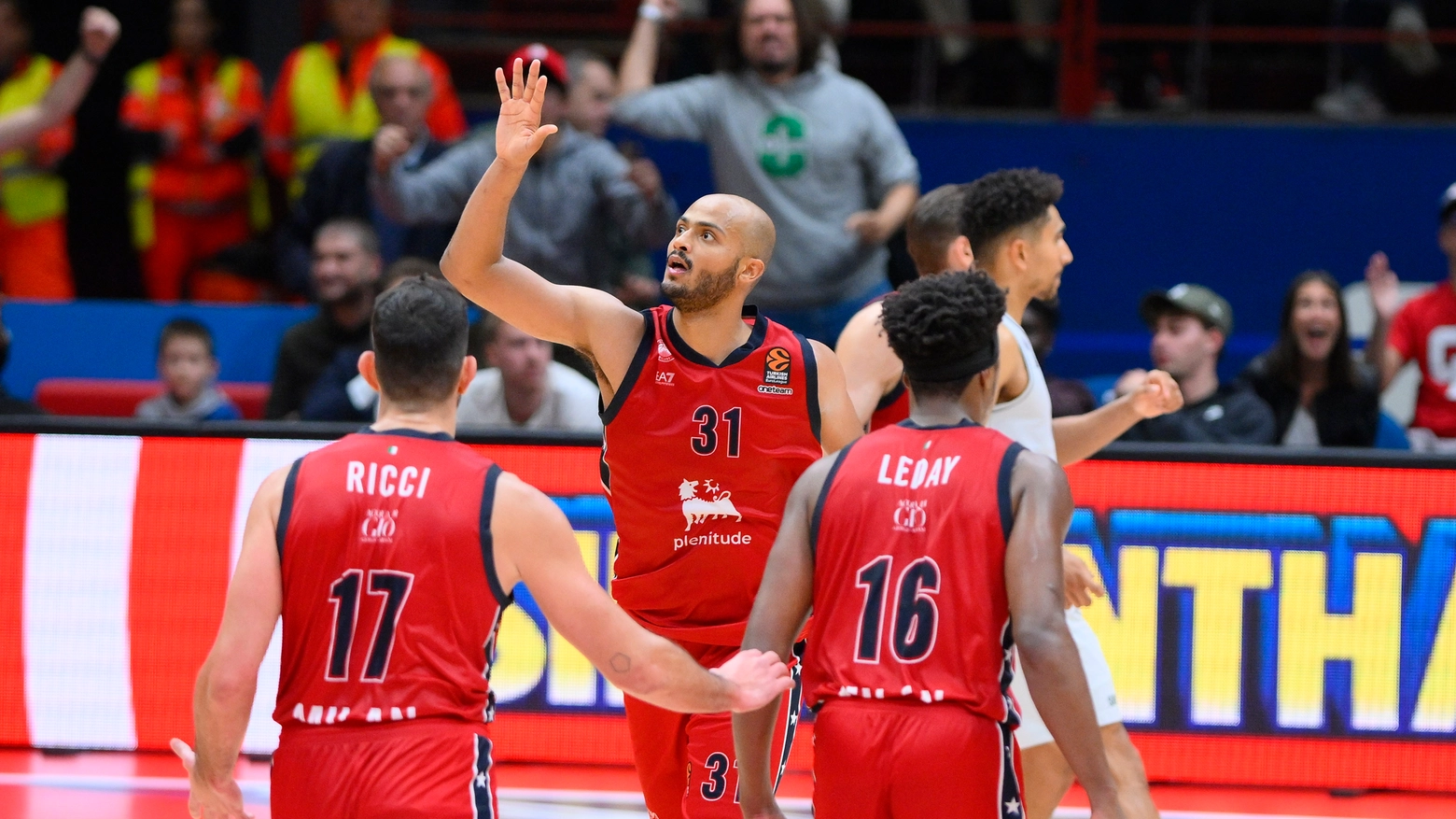 L'Armani vince il match contro Parigi per 79-74 sfruttando la risalita nei minuti finali