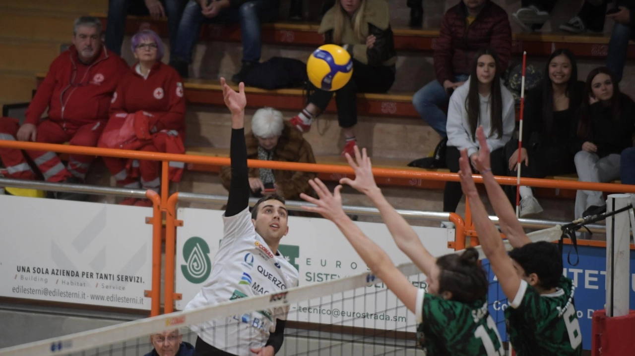 Un attacco dello schiacciatore Matteo Camerani contro la Nova Loreto (Frasca) Un attacco dello schiacciatore Matteo Camerani contro la Nova Loreto (Frasca)