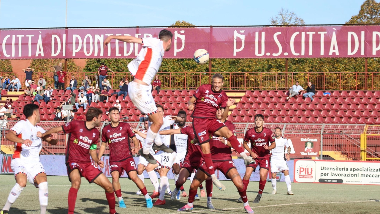 Un’immagine della partita fra Pontedera e. Torres Sassari (foto Luca Bongianni/ fotocronache Germogli)