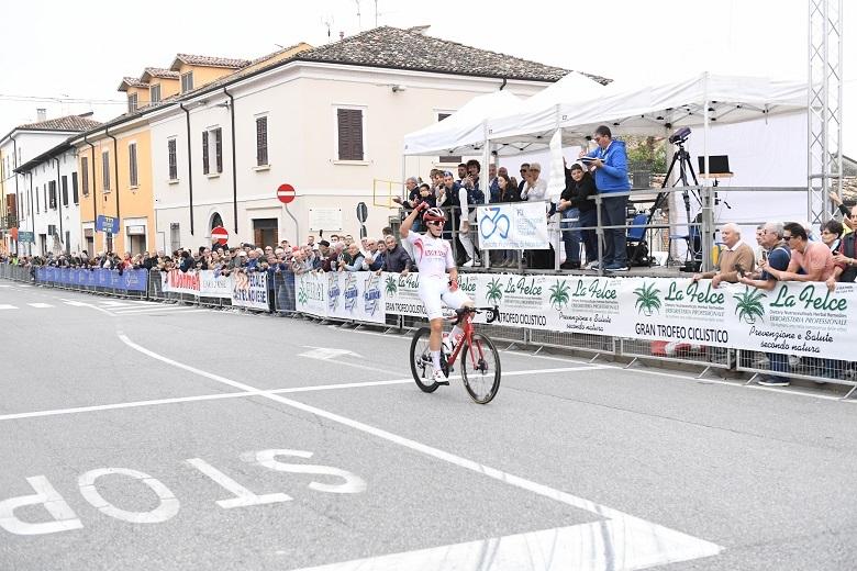 Ciclismo, il diciottenne juniores Meccia batte anche i dilettanti