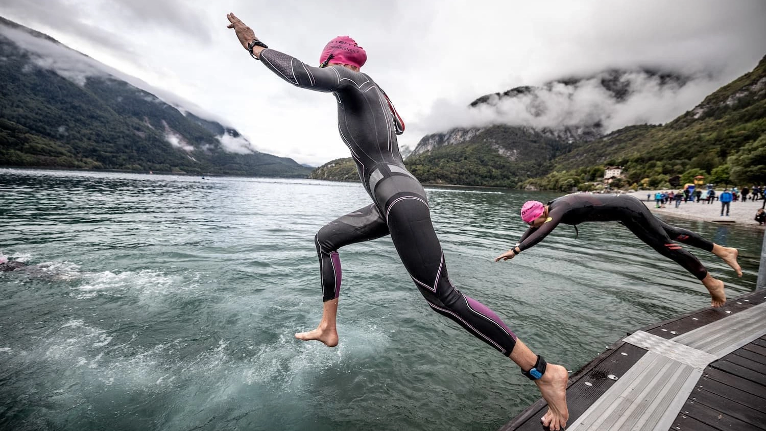 I triatleti in azione sul lago di Molveno