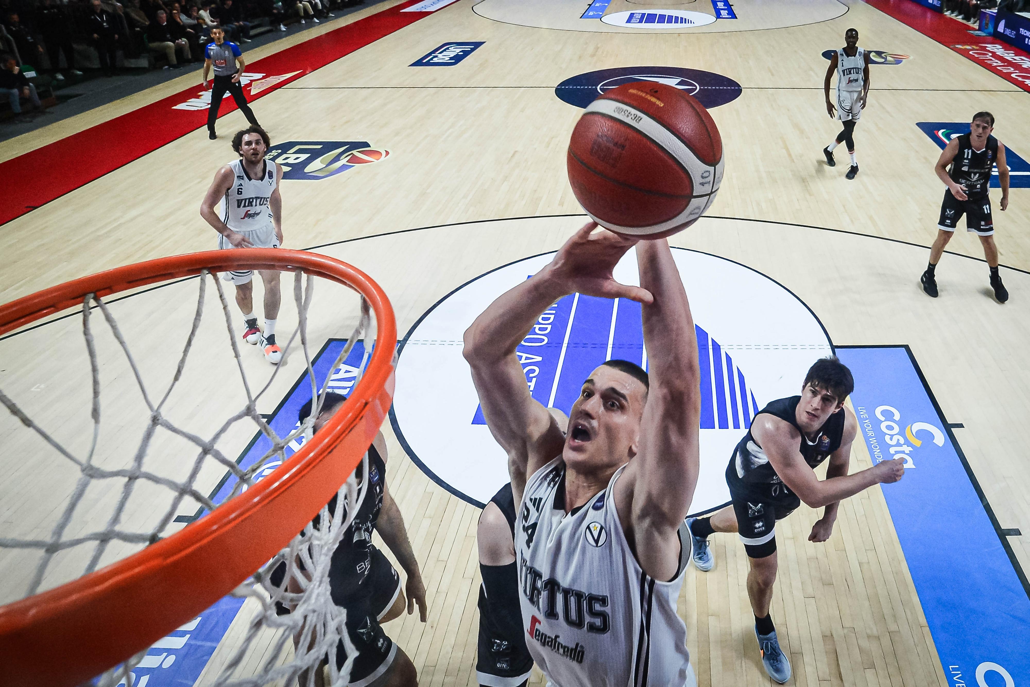 Basket, Serie A: Trento corre. Ok Virtus e Brescia. Impresa di Cremona con Trapani