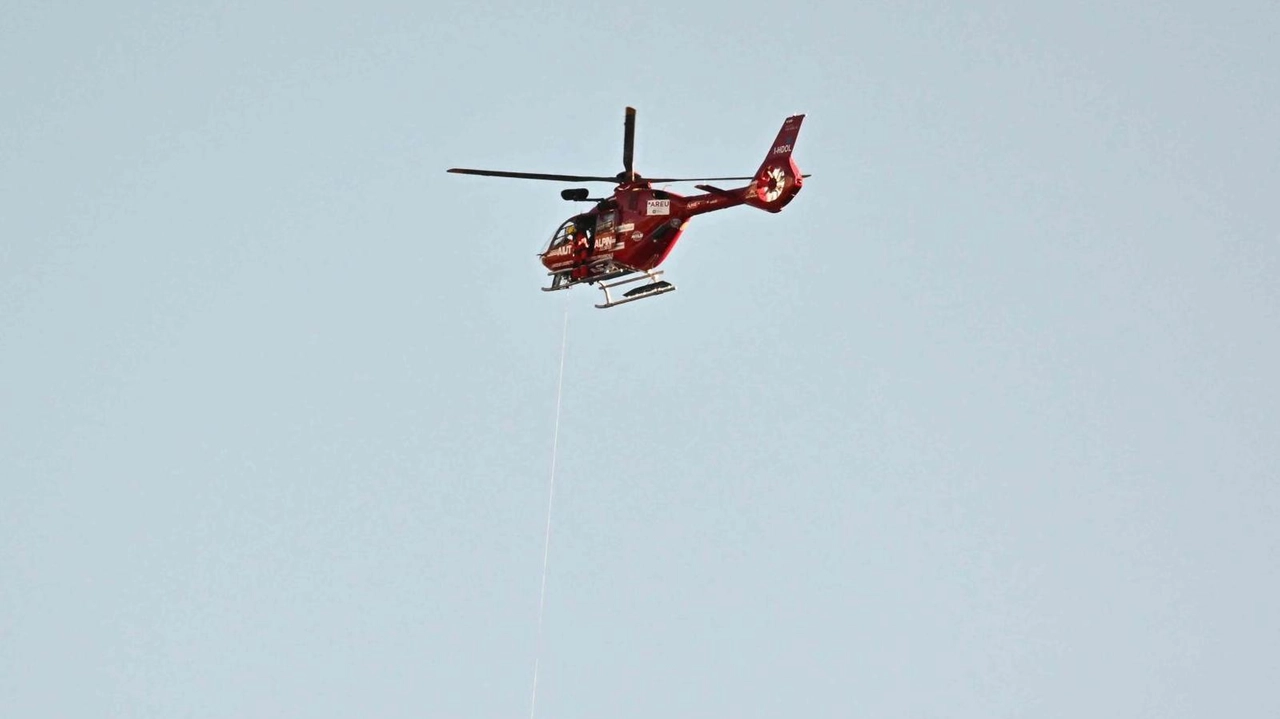 L’elicottero con la barella che ha portato Caviezel all’ospedale di Sondalo